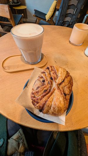 Schoko Franzbrötchen und Chai Latte mit Hafermilch at Schmidt's Bagel in Hamburg