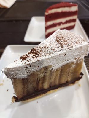 Banoffee and red velvet cake at Plant-erian in Krabi