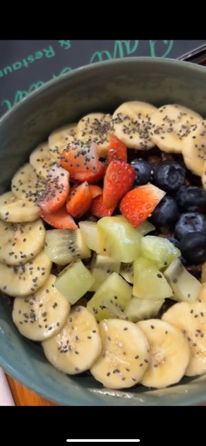 Cacao granola mit almond Milch und Früchten   at Plant-erian in Krabi