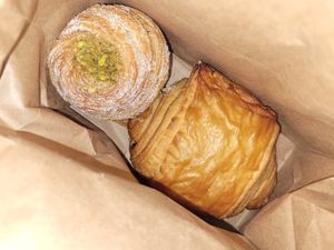 Pistachio Cruffin
& Pain au Chocolat 😍 at Saint-Jean in Amsterdam