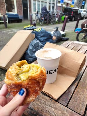 This is how you can enjoy your food... Outside, in the cold, with a view 😅 Good (but fat) pastry though at Saint-Jean in Amsterdam