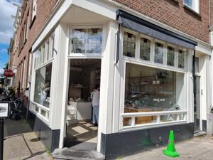 Entrance - on the corner at Saint-Jean in Amsterdam