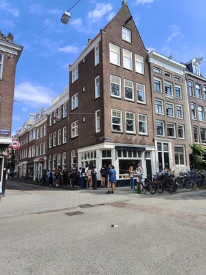 The que in, 11am on a Monday at Saint-Jean in Amsterdam