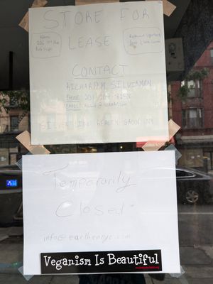 Sign in the window indicates "STORE FOR LEASE" 😢 at Earthen  in Brooklyn