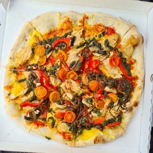 Pizza Pollo Pesto Vegan at Happy Italy  in Breda