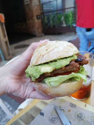 Carne beyond con guacamole casero y pan rústico at Los Días Raros in Laredo