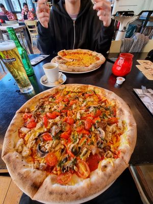 Pizza pesto on the front and margherita on the bacl at Happy Italy - Binnenrotte in Rotterdam