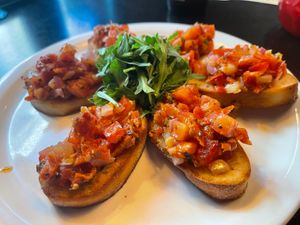 Bruschetta Tomaat﻿
Crostini met knoflookolie, gemarineerde tomatenblokjes en rucola. €6.95  at Happy Italy  in Spijkenisse