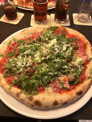 Spicy meatballs pizza met rode peper, rucola en vegan kaas   at Happy Italy  in Tilburg