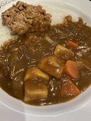 Vegan base curry with vegetable mix and feemented soy beans (納豆- natto) topping  at Coco Ichibanya - Edogawabashi Station in Tokyo