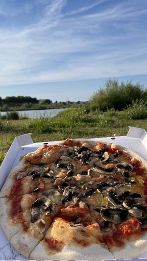 Pizza ai funghi takeaway  at Happy Italy in Venlo