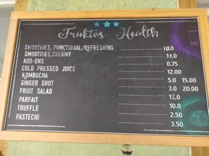 Prices are in florins at Fruktos Health Aruba in Santa Cruz