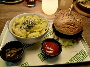 Linsen-Burger mit extra Jalapeños und Kartoffelsalat at Altes Mädchen in Hamburg