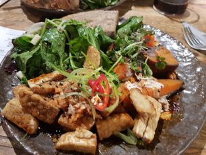 Teriyaki tempeh, salad, roasted yams with maple tahini at Honest Greens - Tuset in Barcelona