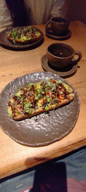 Tostada de aguacate y granada con balsamica at Honest Greens - Tuset in Barcelona