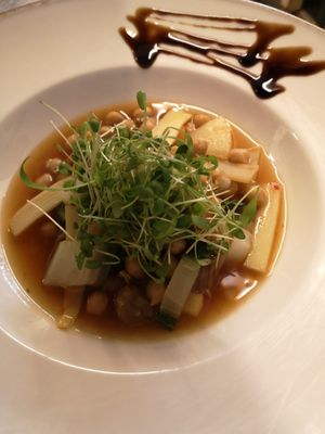 Kichererbsen in süß-saurer Soße mit Bambus und Sojasprossen, frischen Früchten und Basmatireis at Sennerbad in Ravensburg