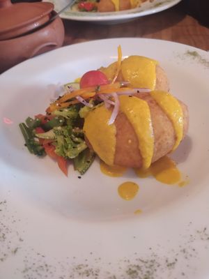 Menu of the day : stuffed potatoes and stir-fried veggies at Salvajes in Cusco