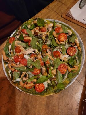 vegan basil pizza at Salvajes in Cusco