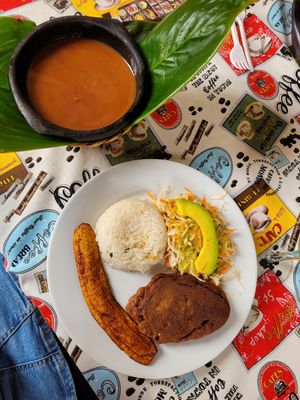 plato vegano: falafel, arroz, ensalada, aguacate, plátano y frijoles at Berracas de la 13 in Medellin