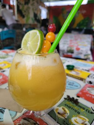 jugo de maracuja at Berracas de la 13 in Medellin