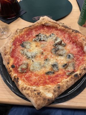 Pizza funghi vegan  at Pizza D'Artista in Braga