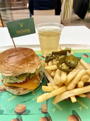Cheese Burger, Chili-Cheese-Burger und Holunderblütenlimonade  #Veganuary at Vedang - green burger | Skyline Plaza in Frankfurt