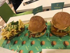 Burger & Pommes im Menü #Veganuary at Vedang - green burger | Skyline Plaza in Frankfurt