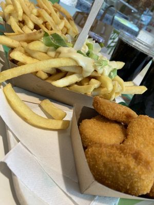 Crispy chicken nuggets & cheesy fries   at Vedang - green burger | Skyline Plaza in Frankfurt
