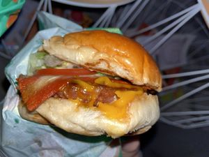 Beyond Burger mit Käse und Bacon   at Vedang - green burger | Skyline Plaza in Frankfurt