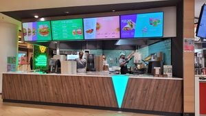 Storefront at Vedang - green burger | Skyline Plaza in Frankfurt