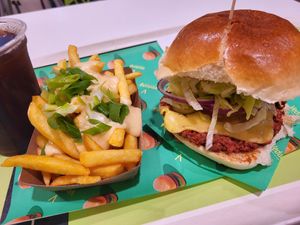 Cheeseburger with cheesy fries at Vedang - green burger | Skyline Plaza in Frankfurt