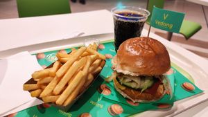 Angry Chick Burger + Cheese + Bacon at Vedang - green burger | Skyline Plaza in Frankfurt