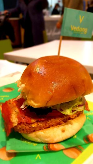 Chicken burger with added bacon at Vedang - green burger | Skyline Plaza in Frankfurt