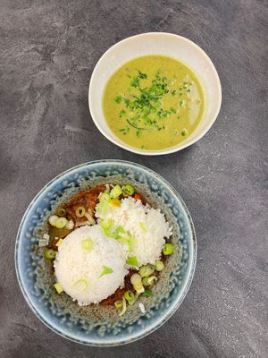 Vegan chilli sin carne and peas soup at Mamafood in Prague
