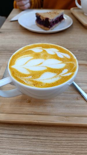 Kurkuma latte vanilka at Mamafood in Prague