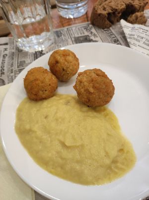 Albóndigas con salsa de manzana (media ración 3.50€) at Veggie Sue's in Salamanca