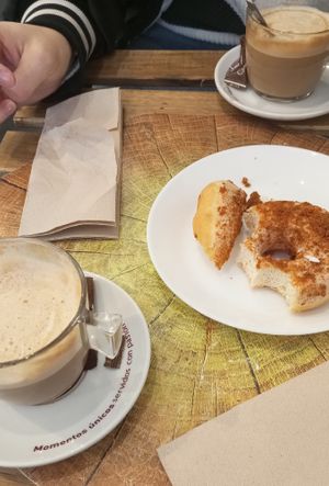 Café con donuts at Veggie Sue's in Salamanca