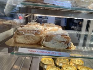 Vegan cinnamon rolls at Floressa in Cleveland