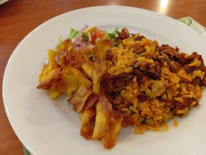 Menú del día: arroz limeño, ensalada egipcia y chifles de arracacha. Acompañado de jugo o aromática. at Sabyi in Bogota