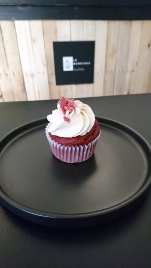red velvet cupcake at La Mandioka in Toluca