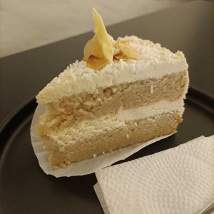 Pastel de coco y chocolate blanco 😻 at La Mandioka in Toluca