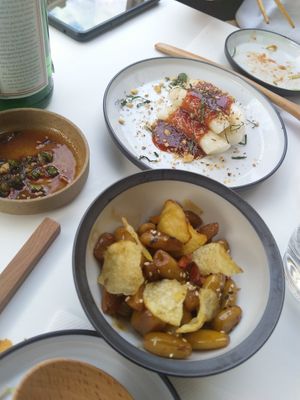Ttok Kochi: Pan fried rice cakes with sticky gochujang sauce, smoked almonds and mint at Picniq in Antwerpen
