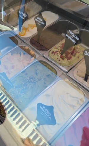 Vegan flavours today: vanilla, pistachio, lemon, dark chocolate, mango, dragon fruit, passion fruit with papaya. at Gelato Fortuna in Tenerife