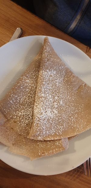 Creppe (glutenfrei) mit Apfelmus und Puderzucker at Das kleine Cafe in Braunschweig