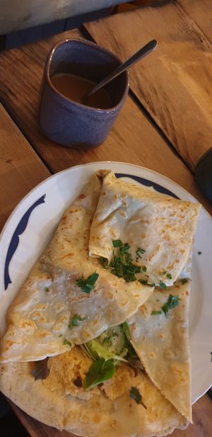 Herzhaftes Crepe mit Hummus und Gemüse at Das kleine Cafe in Braunschweig