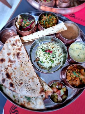 Thali traditional (28euro pp!) at Chandigarh in Brussels