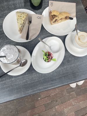 Alles vegan besteld: Caramel frape, bananencake, appeltaart, havercappucino  at Semmelink Koffie Thee Schenkerij in Lochem