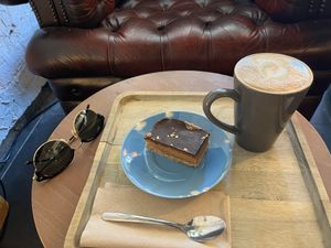 Latte lait d’amande et shortbread vegan flocons d’avoine, beurre de cacahuète et chocolat   at High Five in Louvain-la-neuve