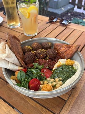 Das war ein Hummus Falafel Teller und super lecker at Babka Budapest in Budapest
