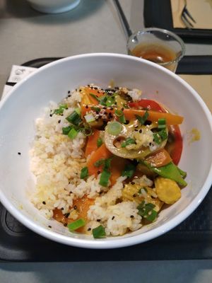 Ekliges "Japanese Curry" in einer Plastikschüssel. Man beachte Soße und Babymais. at Vegan Pirates by CloudEatery in Frankfurt